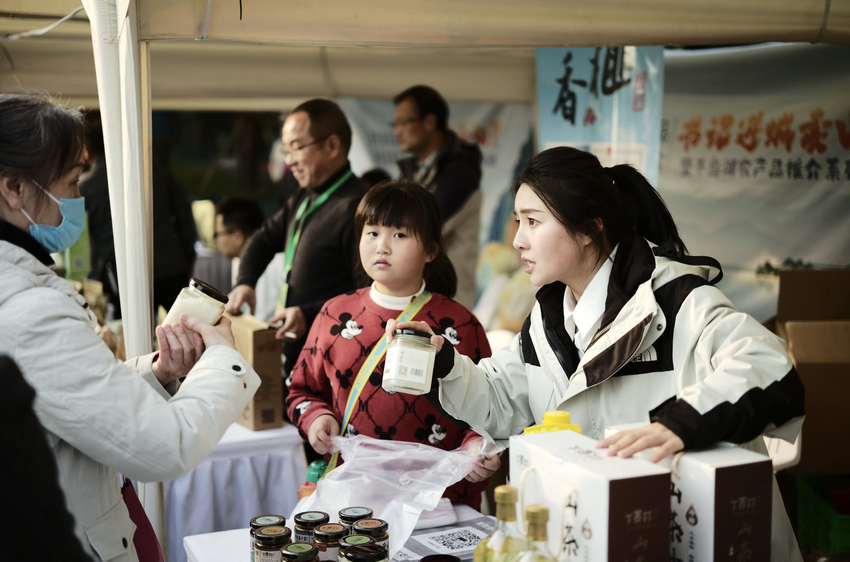 姜麗娟帶頭吆喝，進城賣山貨。受訪者供圖