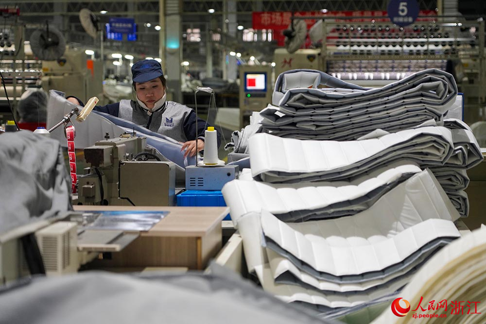 家具企業開足馬力忙生產，趕制訂單產品供應海外市場。人民網 章勇濤攝