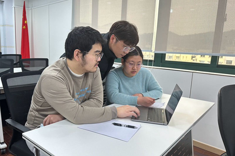 青年員工積極學習。舟山市煙草專賣局供圖