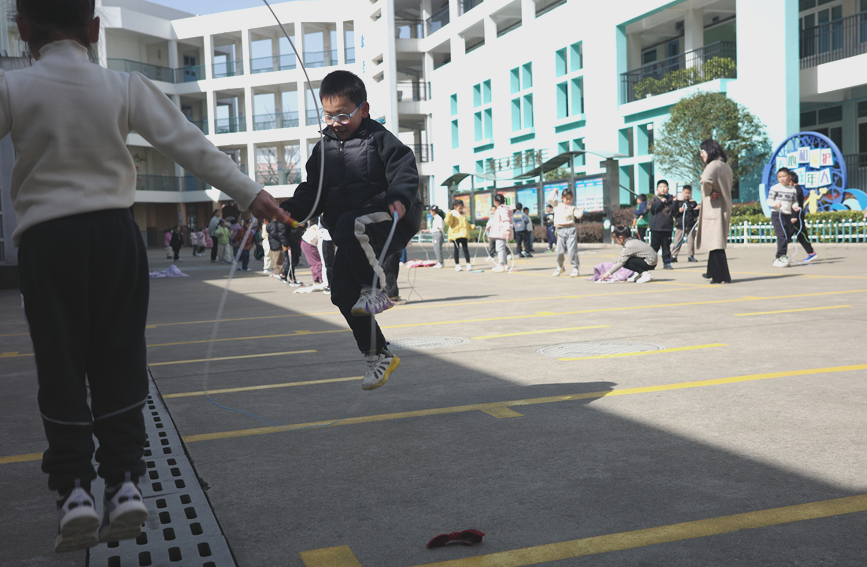 菜園鎮三小的孩子們在大課間活動。 人民網 張博涵攝