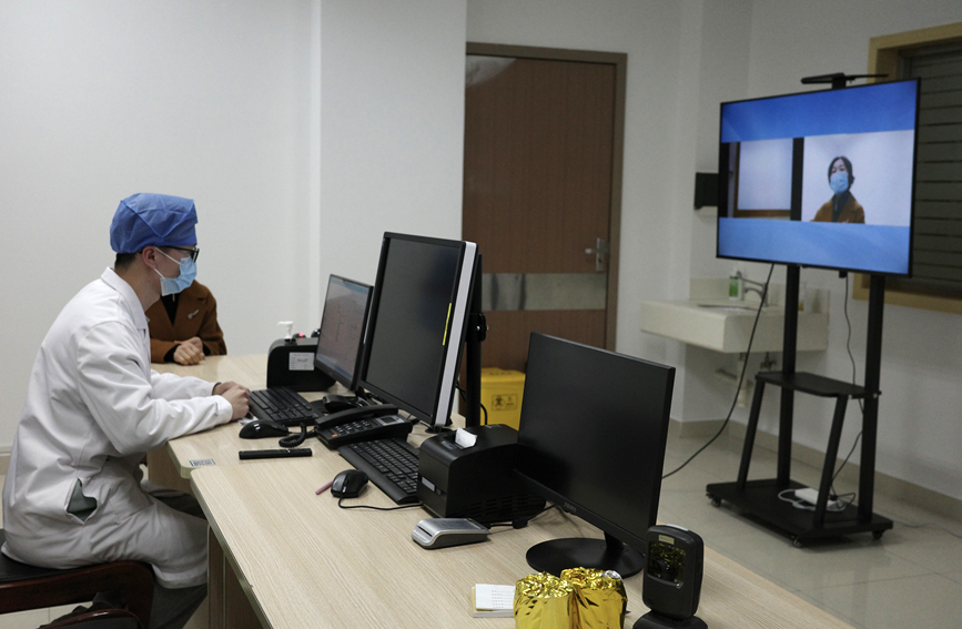 患者正在進行云門診。 人民網 張博涵攝