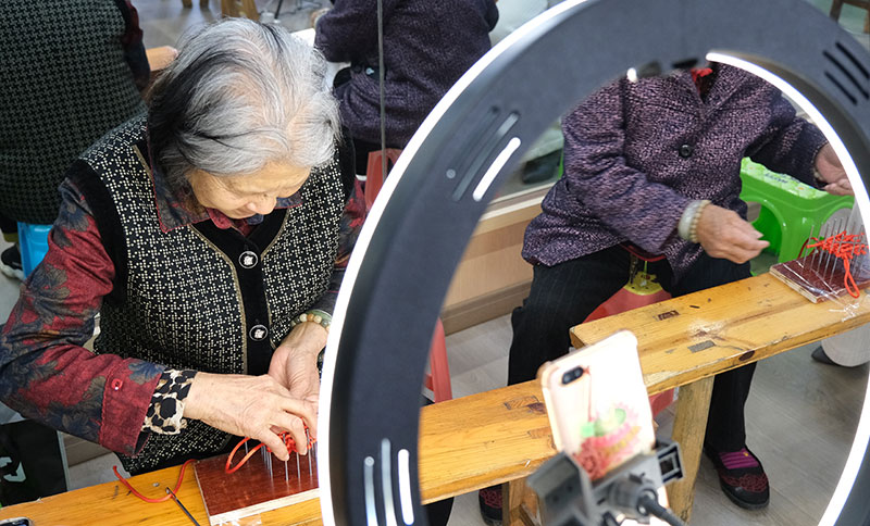 銀發直播間內，老人們正在編制中國結。巨嶼鎮人民政府供圖