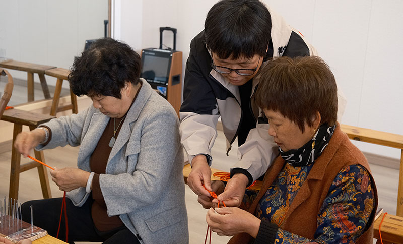 團隊老師正在教授阿姨們編織手法。巨嶼鎮人民政府供圖