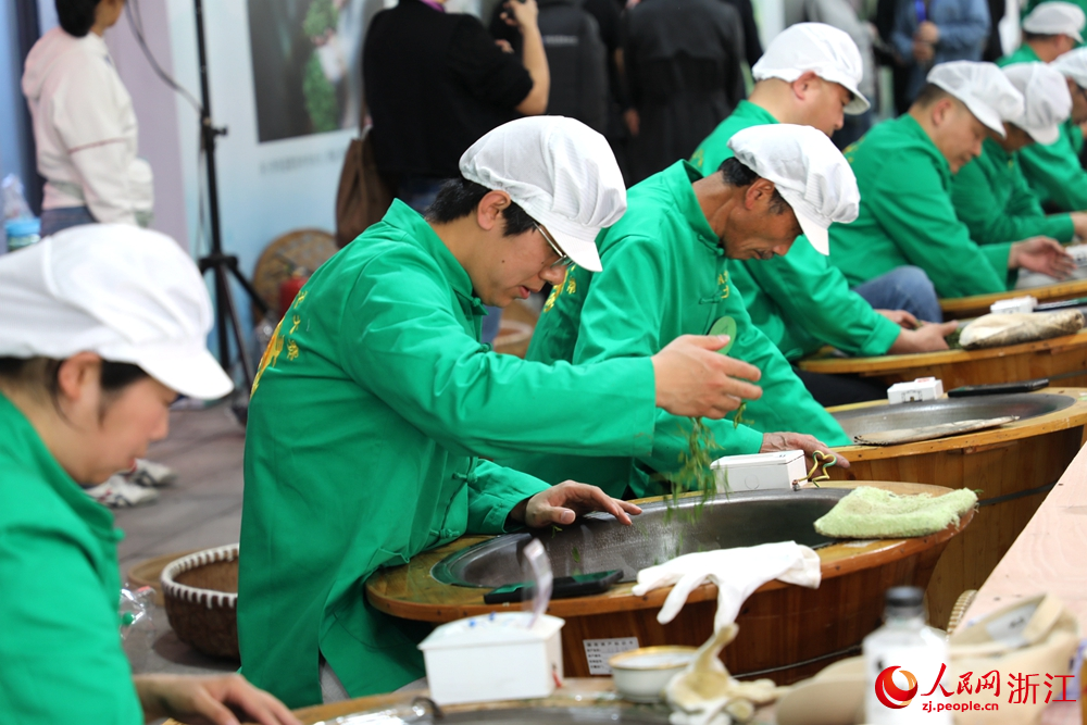 3月29日，2024年西湖區西湖龍井茶炒茶王大賽舉行。人民網 方彭依夢攝