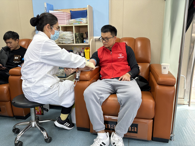 “香溢”志愿者參加獻血活動。蘇晶晶攝