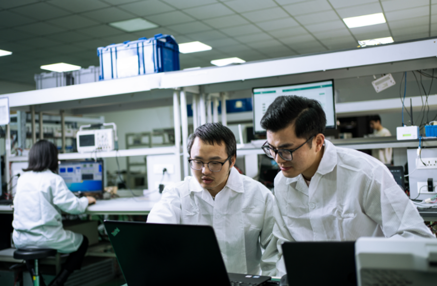 科研人員研發新產品。禾邁股份供圖