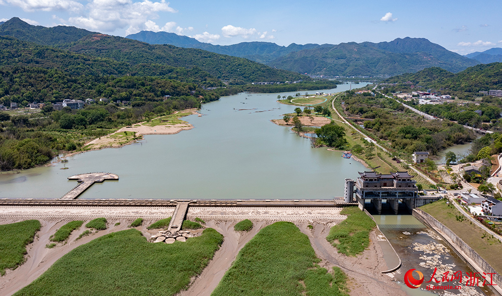 從空中俯瞰浙江省瑞安市高樓鎮灘腳堰壩工程的壩體，其橫跨在飛云江上，蔚為壯觀。人民網 章勇濤攝