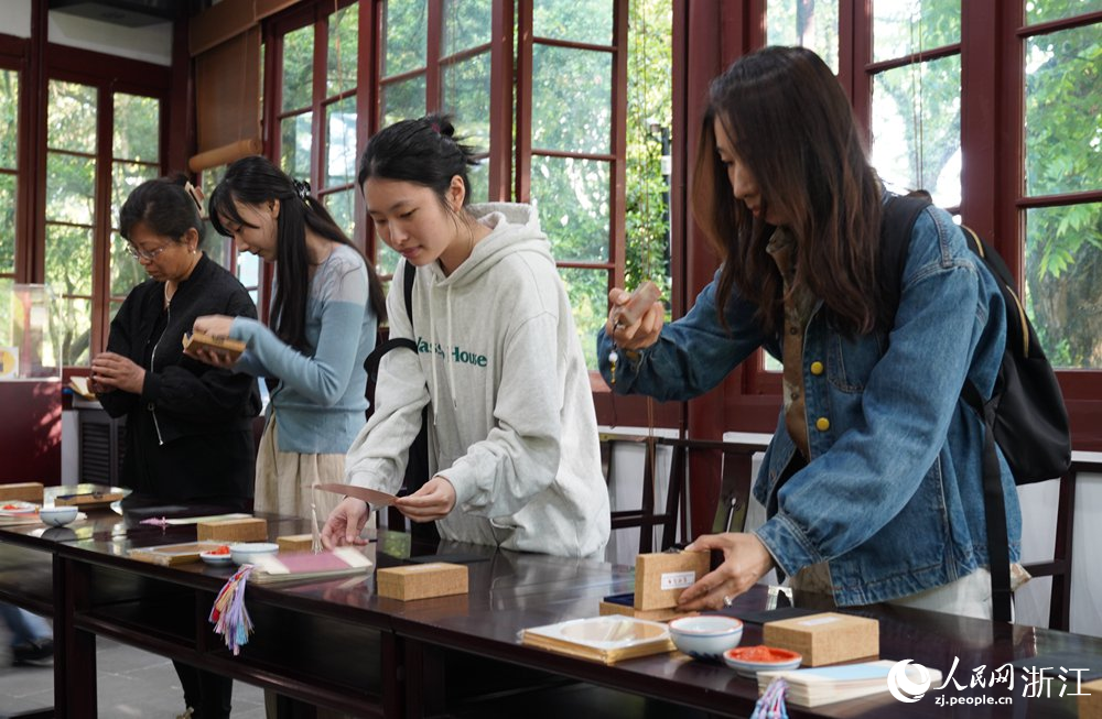 記者們走進浙江杭州西泠印社。人民網 陳陸洵攝