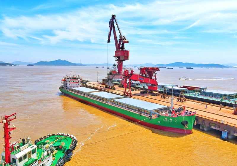 4月24日，新型江海直達船“創新5”駛離寧波舟山港老塘山5號碼頭。舟山市港航和口岸管理局供圖