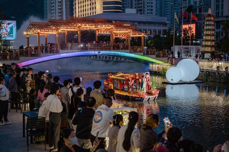 臺州黃巖官河水街推出夜間特色演出。黃巖區委宣傳部供圖