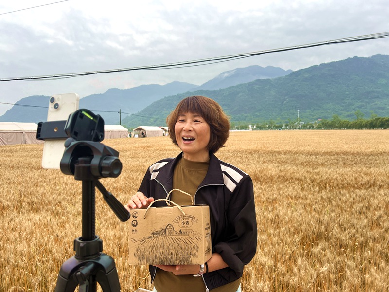 謝陳歡正在向粉絲們介紹天井垟小麥。受訪者供圖