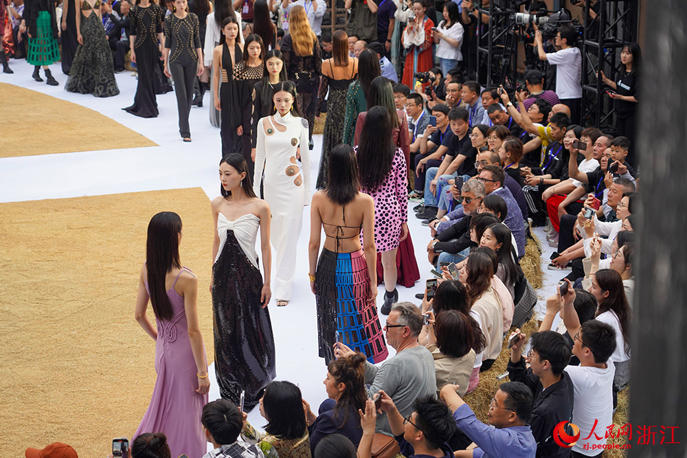 5月11日，模特在浙江省紹興市柯橋區福全街道徐山村糧倉走秀。人民網 章勇濤攝