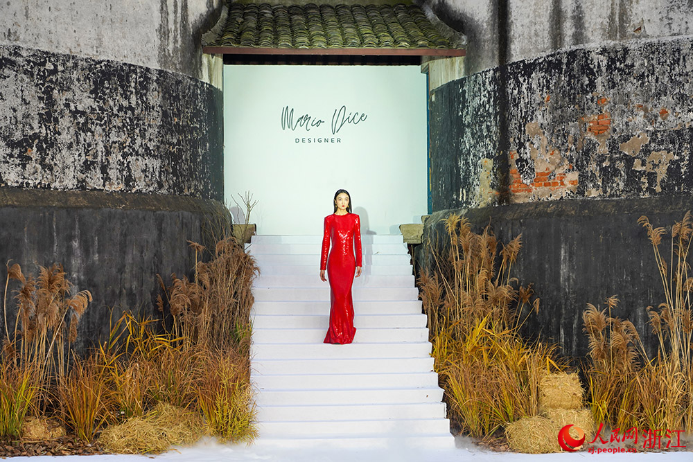 5月11日，模特在浙江省紹興市柯橋區福全街道徐山村糧倉走秀。人民網 章勇濤攝