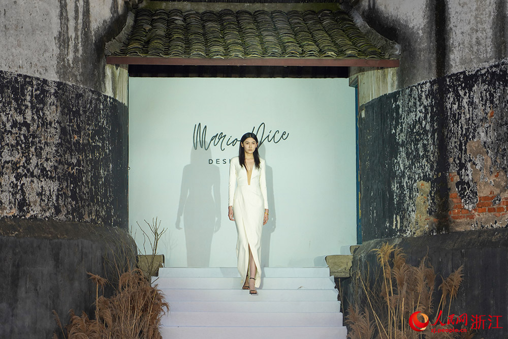 5月11日，模特在浙江省紹興市柯橋區福全街道徐山村糧倉走秀。人民網 章勇濤攝