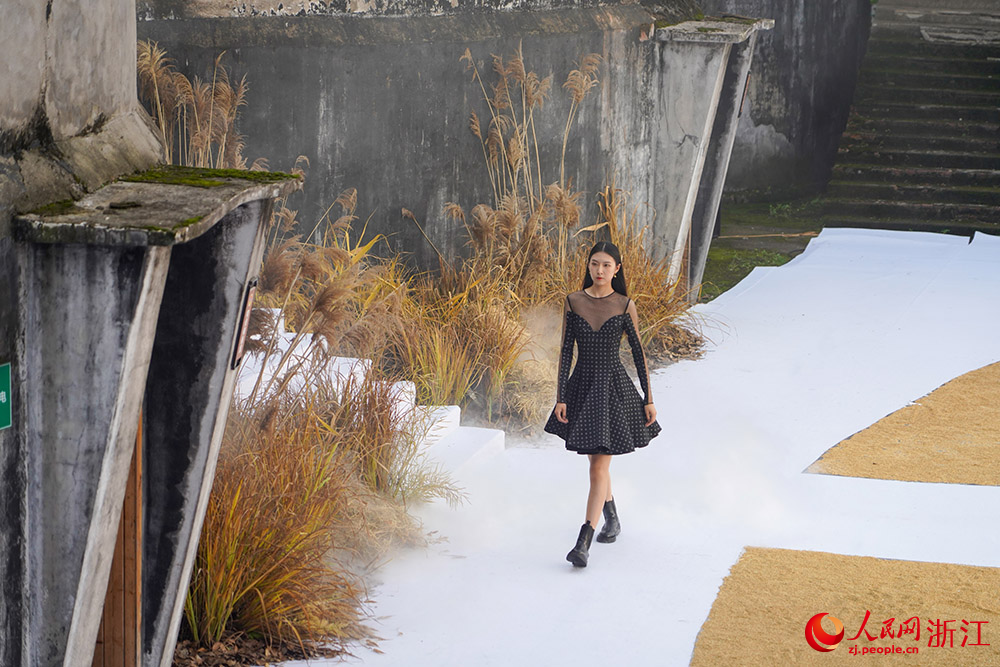 5月11日，模特在浙江省紹興市柯橋區福全街道徐山村糧倉走秀。人民網 章勇濤攝