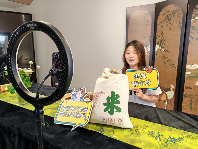 徐靜依在直播帶貨。江北區委組織部供圖