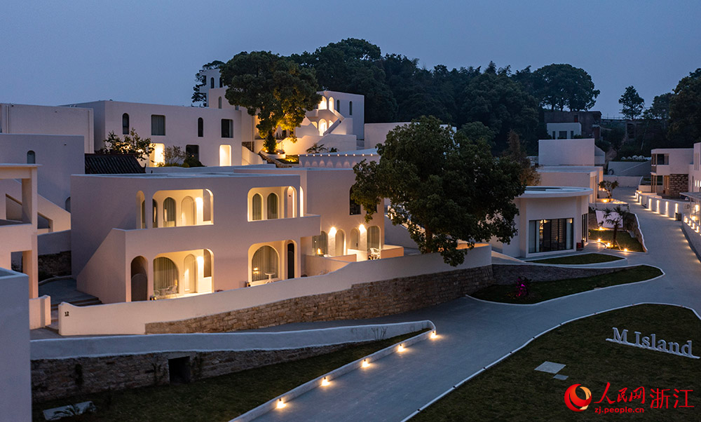 從空中俯瞰浙江省寧波市象山縣石浦鎮湖礁灣漁村“三個月亮”美好生活主題海島。人民網 章勇濤攝