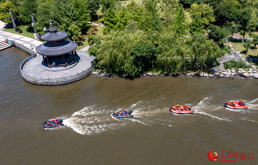 在浙江省余姚市玉皇山公園候青江，救援隊進行皮劃艇水上編隊演練。人民網 章勇濤攝