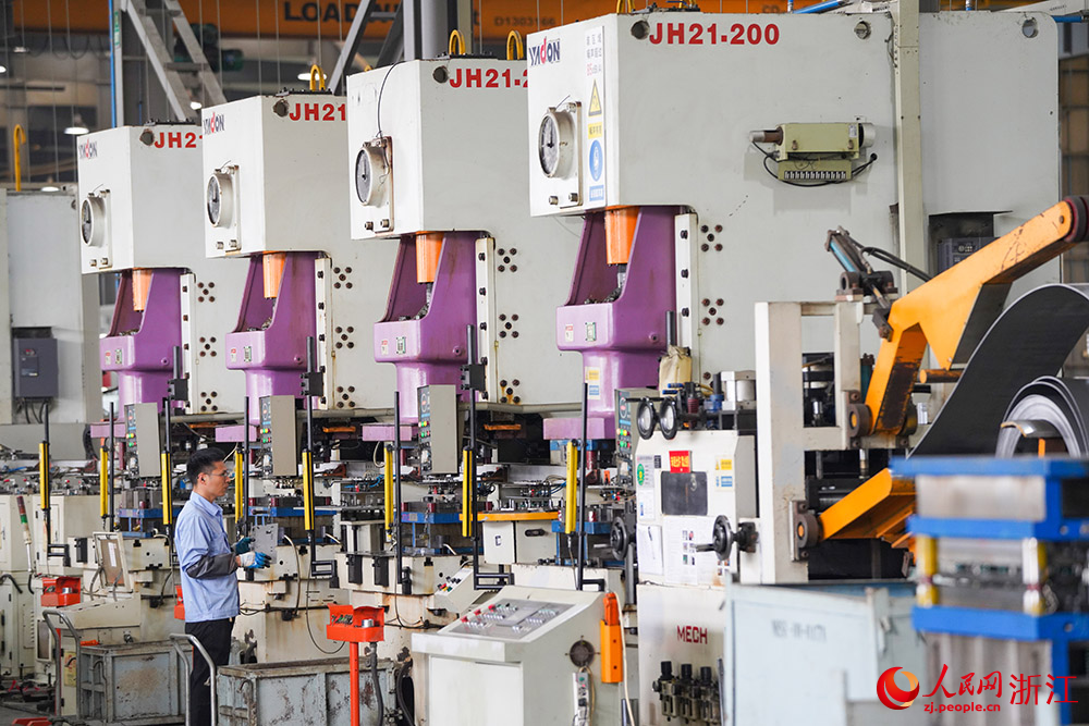 在寧波市象山縣一家單項冠軍企業，工人在產線上趕制訂單。人民網 章勇濤攝