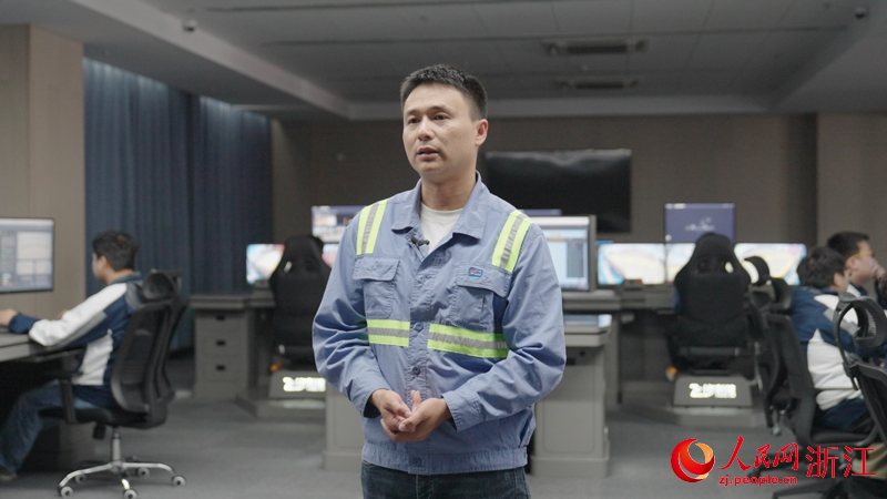 5月22日，在寧波舟山港梅山港區遠程駕駛艙，集卡司機王啟明接受記者采訪。人民網記者 葛泰佚攝