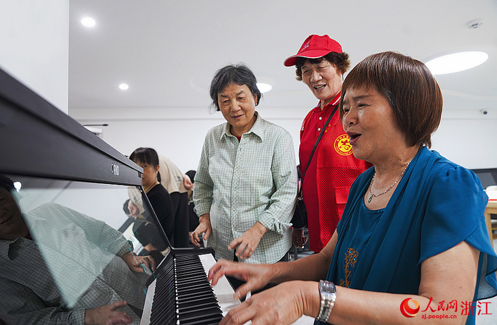杭州翠苑街道九蓮社區居民活動室里傳出陣陣鋼琴聲，這里，一節自主鋼琴課正在火熱地進行。人民網 郭揚攝