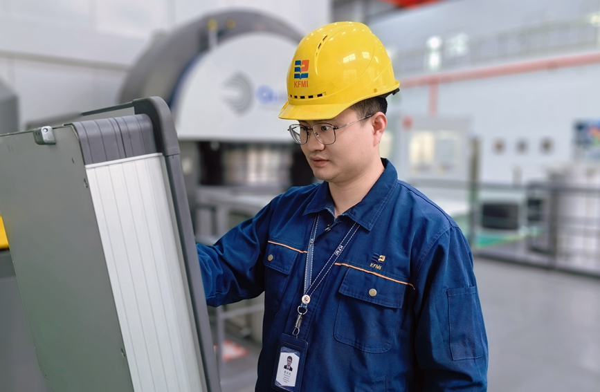 曹歡歡對設備進行調試。受訪者供圖