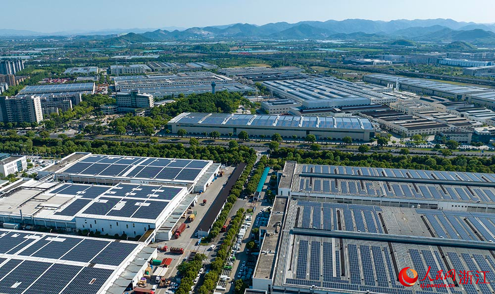 廠房屋頂安裝的太陽能光伏板連綿成片，在陽光下熠熠生輝，源源不斷地向企業輸送著清潔電力。人民網 章勇濤攝