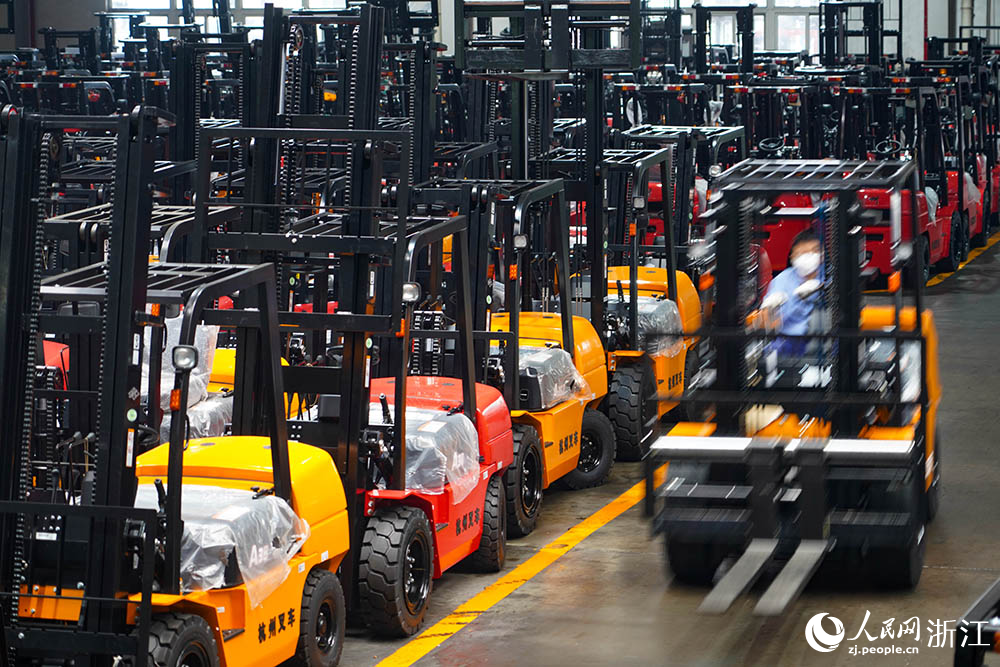 在杭州青山湖科技城的一家叉車企業內，工人在生產線上忙碌著。人民網 章勇濤攝