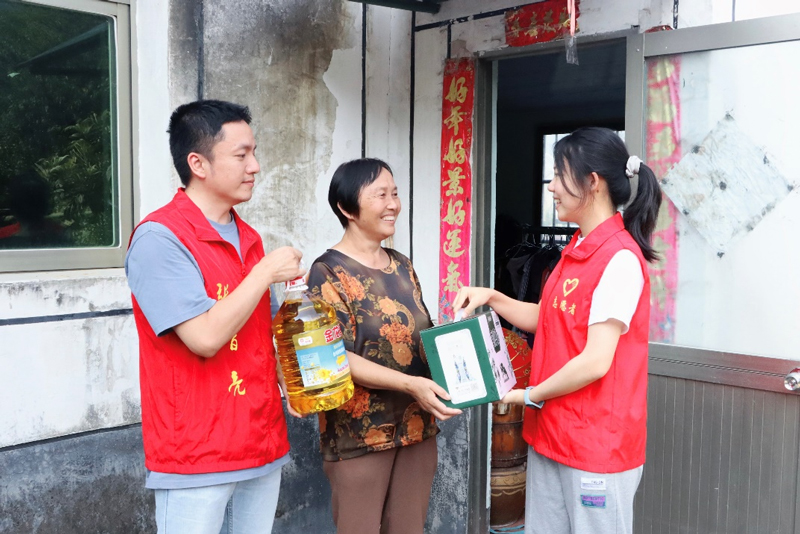 “香溢”志愿者慰問困難零售戶。金華市煙草專賣局供圖