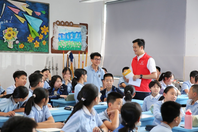 “香溢”志愿者與孩子們分享閱讀體會。金華市煙草專賣局供圖