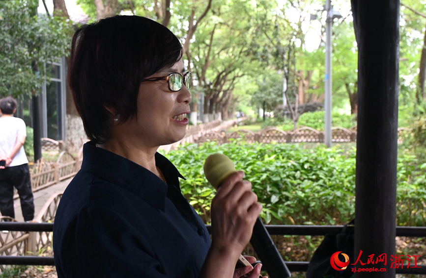 面向運河，任國萍放聲歌唱。人民網記者 張麗瑋