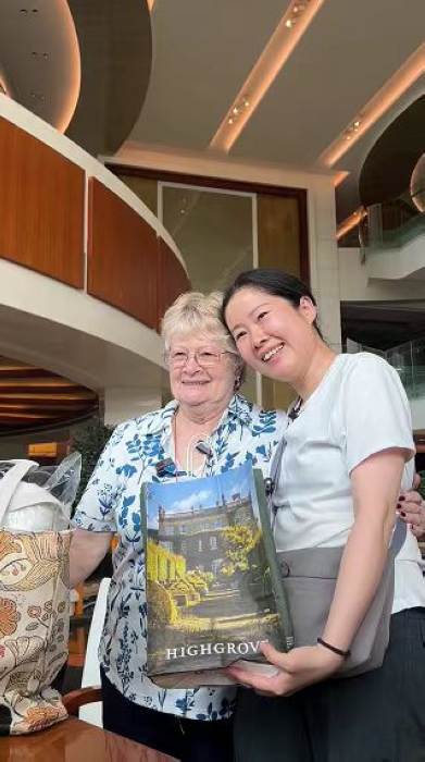 丹妮絲·維尼和吳似真互贈禮物。陳佩佩攝