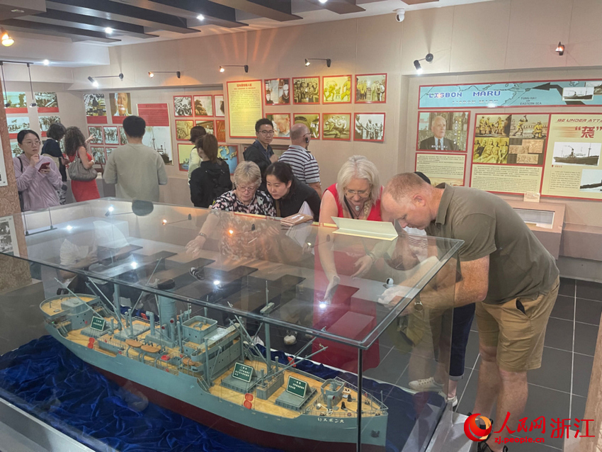 在“里斯本丸”營救事件紀念館內，英軍戰俘后人看著“里斯本丸”沉船模型，內心百感交集。人民網記者 王麗瑋攝