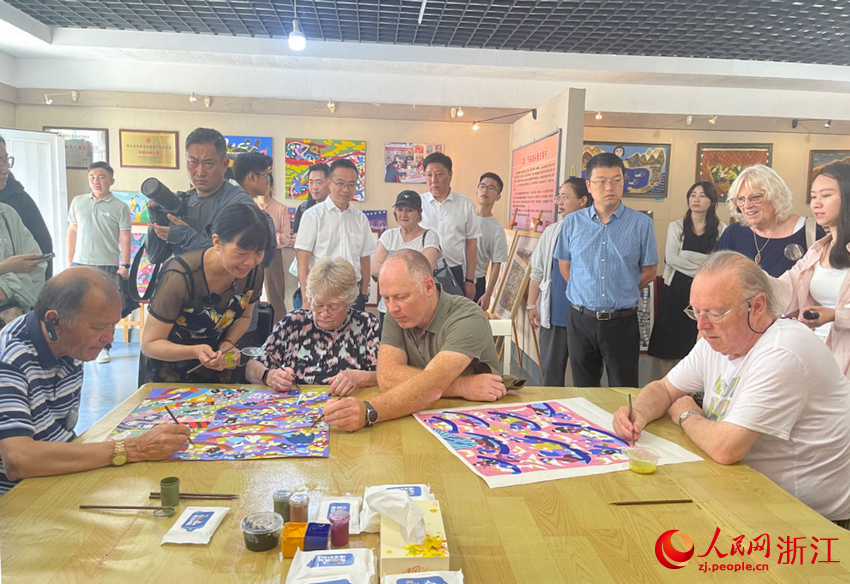 參與救援的東極漁民后代吳小飛邀請“里斯本丸”號船英軍戰俘后人一起參與漁民畫創作。人民網記者 王麗瑋攝