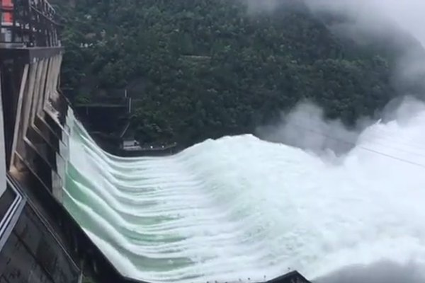 2020年7月，新安江水庫首次9孔全開泄洪。資料圖