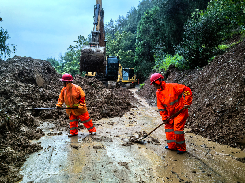 淳安縣交通應急搶險黨員先鋒隊配合機械設備開展搶險工作。淳安縣委宣傳部供圖