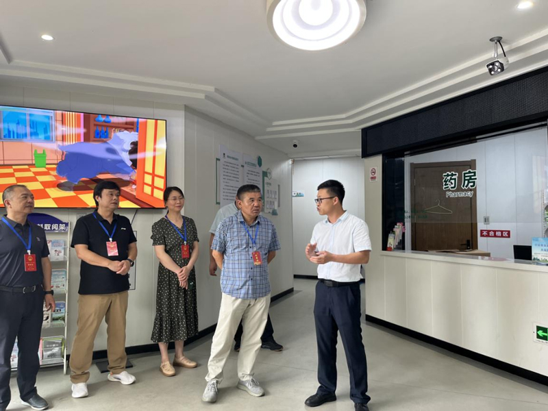 人大代表視察基層衛生健康工作。聞菊萍攝