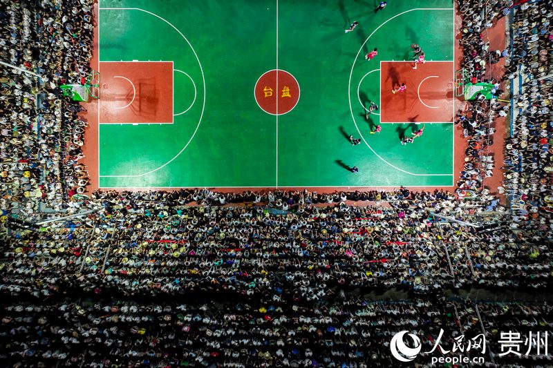 航拍的貴州臺江“村BA”現場。人民網記者 涂敏 攝
