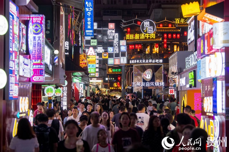 6月21日，貴陽青云市集內游人如織。人民網記者 翁奇羽攝