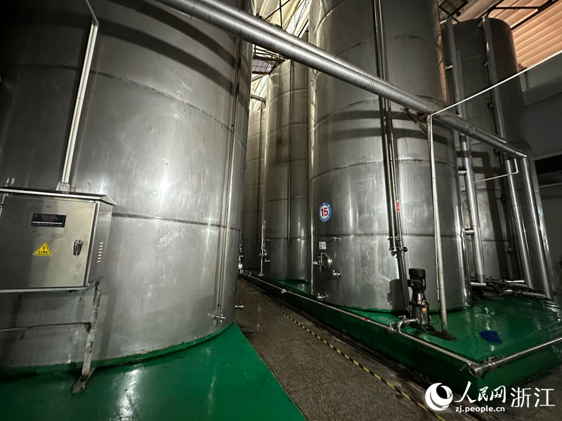 儲存楊梅原汁的冷罐。人民網記者 葉賓得攝