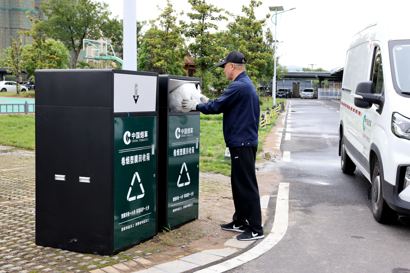 湖州煙草送貨員利用返程物流，隔周投入集中處置回收箱。方華/攝
