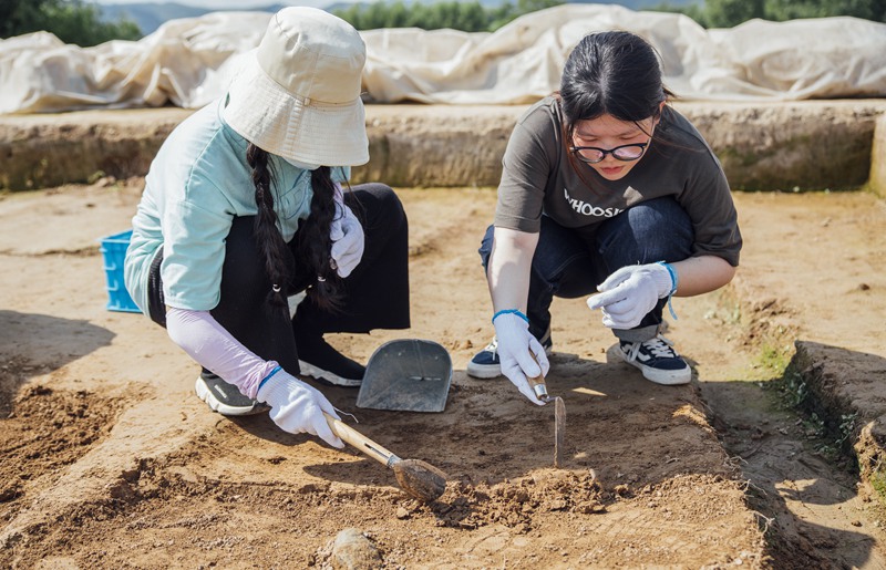 考古志愿者用一把手鏟，開啟一段探知五千年文明的驚喜之旅。良渚遺址管委會供圖