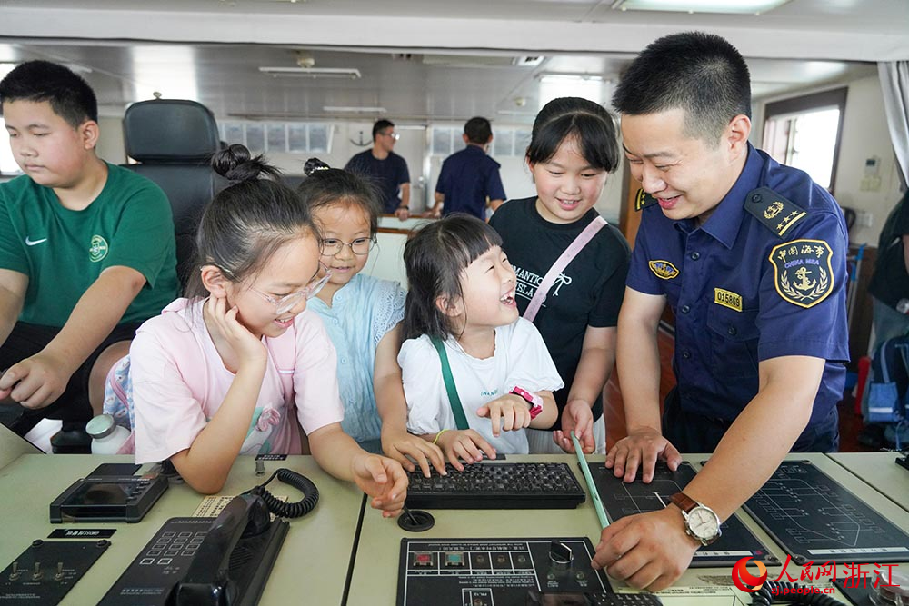 7月11日，“小候鳥”在寧波航標處“海巡163”輪上參觀體驗。人民網 章勇濤攝