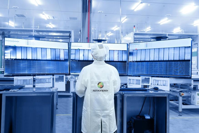 光伏組件正在進行AI質檢。正泰新能科技股份有限公司供圖