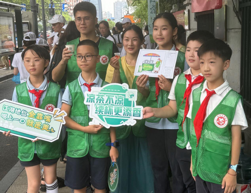 身穿綠色馬甲的孩子們合影留念。劉卓爾攝