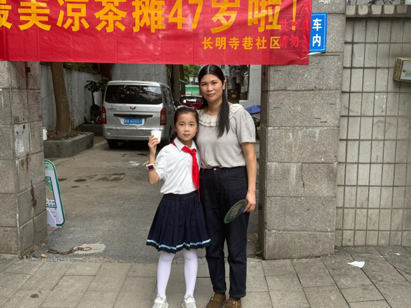 潘女士及其女兒。劉卓爾攝