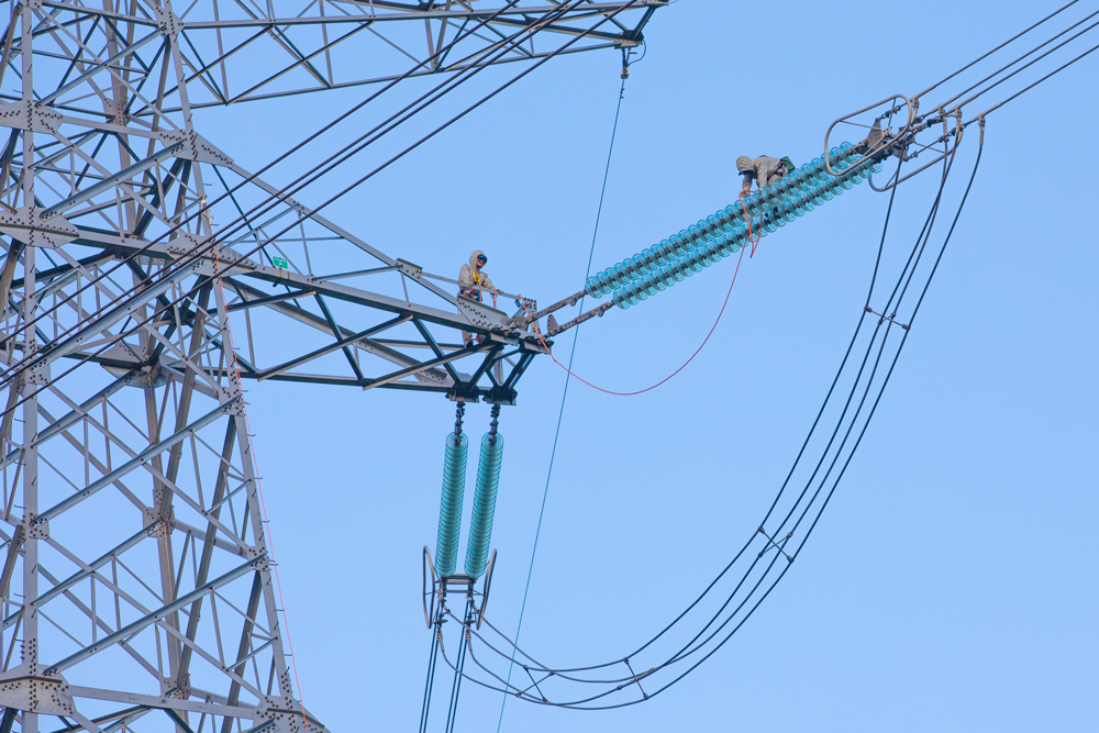 作業人員對500千伏金康線開展帶電作業，消除設備缺陷，保障夏季用電高峰期電網“主動脈”安全穩定運行。楊學君攝