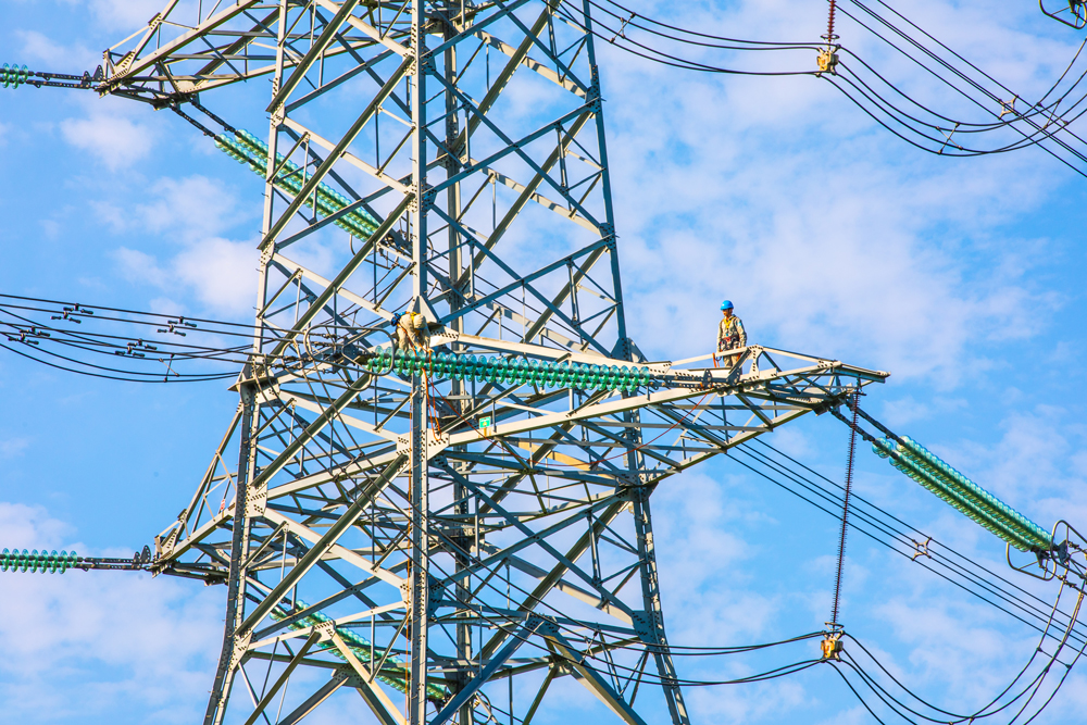 作業人員對500千伏金康線開展帶電作業，消除設備缺陷，保障夏季用電高峰期電網“主動脈”安全穩定運行。楊學君攝