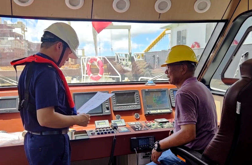 海事執法人員對船舶進行防臺檢查。臺州海事局供圖