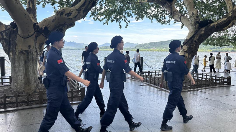 西湖女子巡邏隊高溫下在西湖邊巡邏。沈嘉寧攝